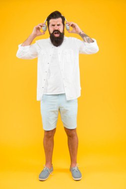 Yüksek sesli müzik. İşitme problemi. Sakallı adam kulaklıkları. Aktif Ses İptal Teknolojisi. Hippi müzik kulaklığı dinler. Modern kablosuz kulaklık. Dans müziği parçaları. Kulak sağlığı