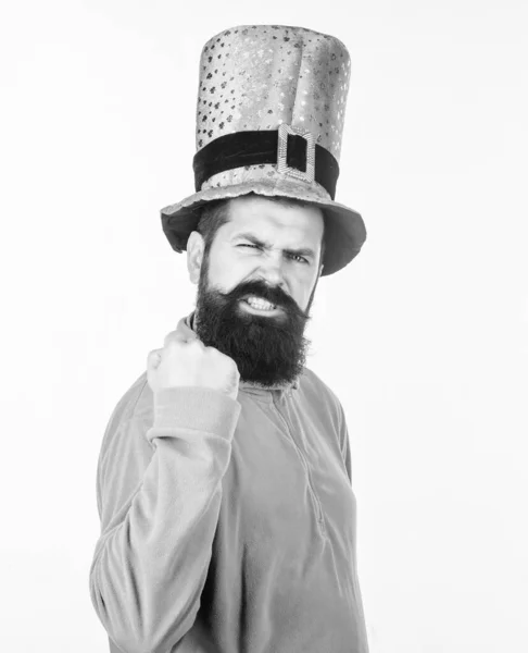 O poder da irlandesa. Homem irlandês com barba a flexionar o braço. Feliz dia de santo patricks. Homem barbudo a celebrar o dia dos santos padroeiros. Hipster em chapéu de duende verde e traje — Fotografia de Stock