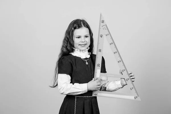 Μαθαίνω γεωμετρία. Κοριτσάκι με μεγάλο χάρακα. Σχολική εκπαίδευση STEM. Μικρό κορίτσι πίσω στο σχολείο. Μάθημα μαθηματικών. Εκπαίδευση και γνώση. Απόφοιτος εμπιστοσύνης — Φωτογραφία Αρχείου
