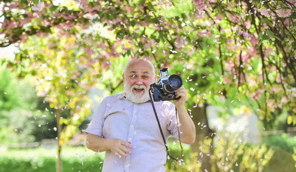 Senior man med professionell kamera. Fotokurser. Bli fotograf. Utbildning för äldre. Farfars hobby. Bilder som berättar historien. Makt bakom bild. Vintagekamera. Retrokamera — Stockfoto