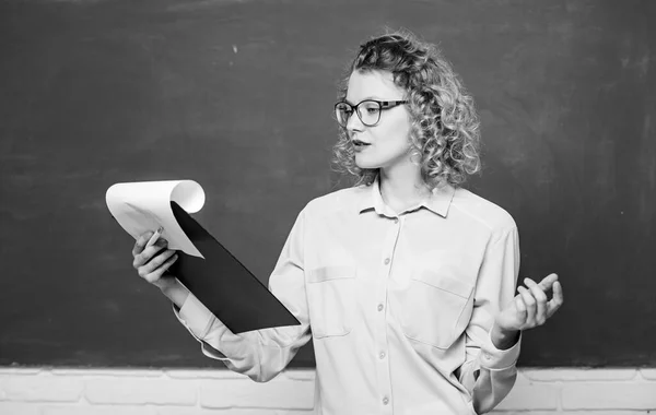 Maak een rapport. Meisjesleraar bij privéles. Volgend schooljaar. Meisje bereid je voor op examens. Het opstel schrijft. leraar met documentenmap. rapportageproject. terug naar school. student in bril op schoolbord — Stockfoto