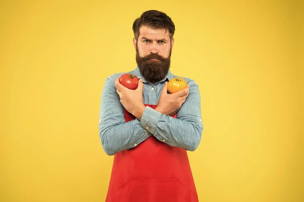 有機作物だ。トマトダイエット。トマトのセールスマンだ。髭を生やした男がトマトを手に持っている。トマトサルサやケチャップ。健康的な料理と食事。農場市場の概念。自家栽培の熟した野菜の販売 — ストック写真