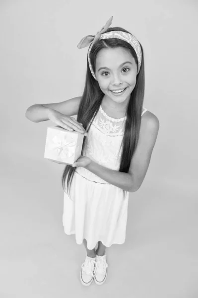 Ένα μικρό δώρο. Ευτυχισμένο κορίτσι κρατά κουτί δώρου. Μικρό παιδικό χαμόγελο με δώρο ή δώρο. Γιορτάζουμε την επέτειο των γενεθλίων. Ειδική περίσταση. Προετοιμασία των διακοπών και γιορτή. Ψώνια. Κατάστημα δώρων. Περιτύλιγμα — Φωτογραφία Αρχείου