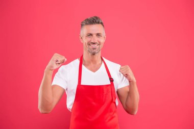 Dost canlısı mutlu barmen. Profesyonel temizlik. ev ve insan kavramı. Konuksever ve kendine güvenen koca. Mutfakta önlüklü bir adam. Yakışıklı hademe temizlik için üniforma giyiyor.
