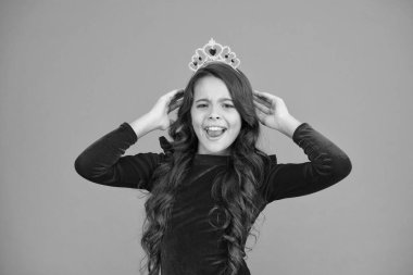 Harika hissediyorum. Güzellik yarışması modeli. Çocuk prensesin altın taç sembolünü takıyor. Tatlı kız taç takıyor. Çocukluk hedefleri kavramı. Prenses ol. Küçük hanım prenses. Duygusal ifade