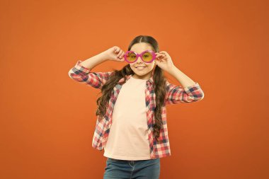 Güneş gözlüğü yaz aksesuarı. Görme ve göz sağlığı. Bakım görme. Ultraviyole koruma önemli iken polarizasyon daha tercih. Optik ve görme. Uv koruması. Çocuk mutlu iyi görme