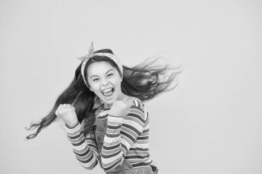 Karşı konulmaz bir sevinç. Sevimli bebek başörtüsü yayı. Mükemmel kıvırcık uzun saçlı sevimli küçük kız. Saç şampuanı ve saç kremi. Kuaför salonu. Profesyonel saç bakımı. Uluslararası Çocuk Günü