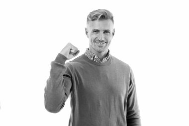 Güven güçtür. Kendine güveni olan beyaz bir adam. Yakışıklı adam kollarını esnetiyor. Kendinden emin. Moda modelinin kendine güveni tam. Moda ve tarz. Kendine güvenen güç geliştiriliyor