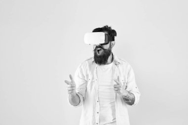 Silah hareketi. Atış poligonu. Sanal gerçeklik kulaklığı. Birinci şahıs nişancı. Oyun oynayın. Oyun hobisi. Sanal oyun. Çalışmak için ek dış donanım gerekiyor. Oyun için rahat tasarım