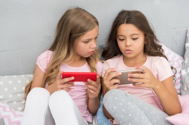 Mobil oyunlar. Karantina gezici bağımlılık sorununu şiddetlendiriyor. Evden blog yazıyorum. Akıllı telefondan blog yazısı yazmak. Görüntülü arama. Çevrimiçi sosyal ağ. Çocuklar ve teknoloji. Mobil uygulama