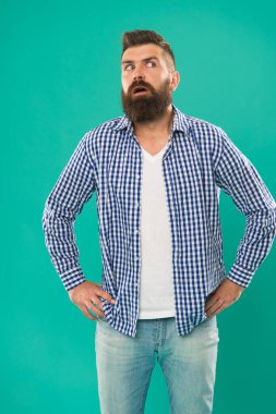 Vay canına. Şaşırmış hipster mavi arka plan. Hippi ağzını şaşkınlıkla açık tutar. Sıradan tarzda bir hippi. Sakallı adam hippi sakalı takıyor. Berber dükkanı. Erkek kuaför salonu. Moda ve tarz