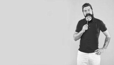 Tatlıya bayılırım. Zevkli. Mutlu hipster lolipop şekeri. Çocukluk tadı. Şeker yiyordum. Adam lolipop yiyor. Dertsiz tasasız eğleniyorsun. Besleyici değerler. Kalori ve vitamin. Sağlık için diyet