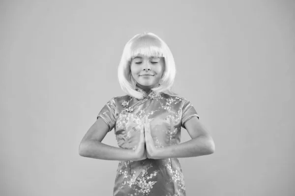 Pequeña chica asiática rezando. niña ropa oriental tradicional. asiático chica amarillo pelo peluca. Arigato. vestido chino niño feliz. Retrato de chica linda. kimono japonés. espiritualidad y religión — Foto de Stock