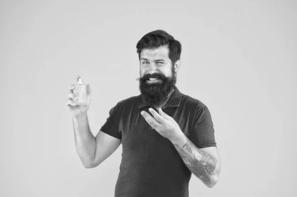 Homme bien entretenu barbu beau parfum bouteille tenue. Porter du parfum. Musc substance aromatique communément utilisé note de base. Choisissez le parfum selon l'occasion. Pulvérisation de lotion. Concept de produits de parfumerie — Photo