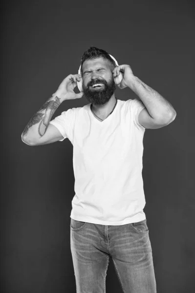 Roi du son, jouez fort. L'homme barbu écoute la bande son. Hipster profiter du son de la musique jouant dans les écouteurs. Musique et technologie. Amusement et divertissement. Mot toute la musique sonne de la même façon — Photo