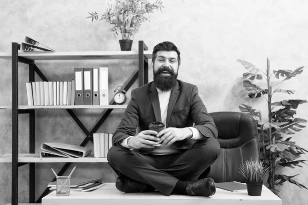 Kişisel alanım. Güne kahveyle başla. Başarılı insanlar kahve içer. Kafein bağımlısı. Daha fazla enerji içeceği. Ofiste kahve zamanı. Patron iş yerinde. İlham konsepti. Masaya otur.