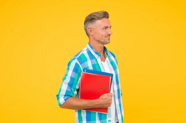 Horaire quotidien. Êtes-vous prêt pour le test d'examen. portrait d'étudiant masculin. bel homme aiment étudier à la maison. concept d'enseignement à domicile. éducation et connaissance. homme travailler comme assistant de bureau — Photo