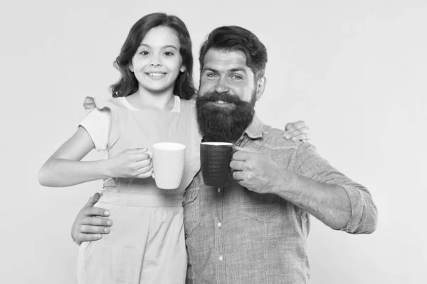 Teh untuk dua orang. Keluarga bahagia menikmati minum teh bersama. Anak perempuan dan ayah memegang cangkir teh. Minuman pagi. Waktunya sarapan. Kebahagiaan adalah secangkir teh — Stok Foto