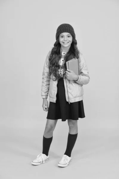 Primer día de escuela. Un niño pequeño regresa a la escuela en otoño. Chica feliz listo para la escuela sobre fondo amarillo. 1 de septiembre. Educación y conocimiento. Todos los días en la escuela importa — Foto de Stock