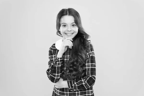 Ambicioso y hermoso. colegiala feliz en uniforme elegante. de vuelta a la escuela. Vestido de niña pequeña con clase. concepto de moda infantil. cuidar de su cabello. niño tiene el pelo largo y rizado. después de la visita a la peluquería — Foto de Stock