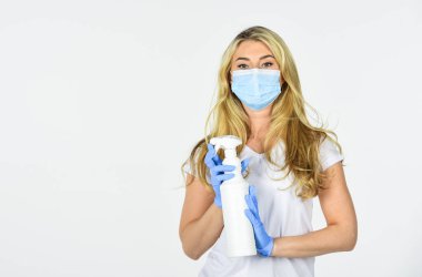 Koronavirüs için önlemler. Covid-19 pandemik karantina. Dezenfektan ya da antiseptik. Sağlığına dikkat et. Solunum maskeli kadın el dezenfektanı kullanıyor. Lastik eldivenli kız daha temiz deterjan sıkar.