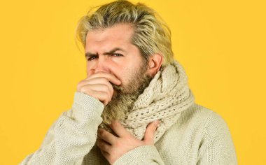 Bağışıklık tepkisi hastalığın semptomlarından daha fazlasıdır. Hippi ateşi. Soğuk algınlığı konsepti. Vücut ısısı. Bağışıklığın ateşi ve termal düzenlemesi. Sakallı adam hasta. Boyun çevresindeki sıcak eşarp