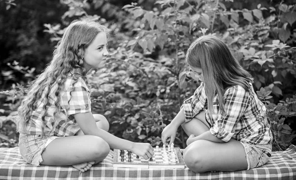 Έξυπνα παιδιά. Τα παιδιά παίζουν σκάκι σε εξωτερικούς χώρους. Αθλητισμός και χόμπι έννοια. Τα κοριτσάκια παίζουν σκάκι. Αδερφές παίζουν σκάκι. Γνωστική ανάπτυξη. Πνευματικό παιχνίδι. Πάρε απόφαση. — Φωτογραφία Αρχείου