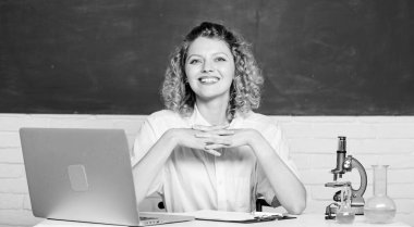 Burs ve burs için başvurun. Diz üstü bilgisayarı ve mikroskobu olan öğrenci kız. Kendi araştırma projeni başlat. Üniversite öğrencisi ya da öğretmen. Yetenekli gençler için eğitim programı