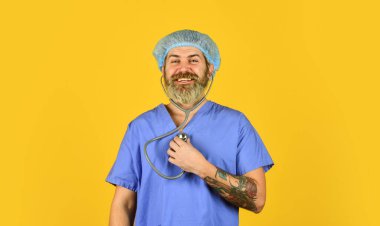 Ekspres test. Hippi hastanesi. Sağlık hizmetleri. Tıbbi kontrol. Tıbbi yardım. Neşeli çocuk doktoru. Belirtileri izle. Sağlık sigortası. Virüs konsepti. Sakallı doktor üniformalı steteskop.