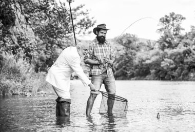 Doğal ortamda rahatla. Yaz tatili. Aile günü. Balıkçı takımı. Arkadaşlar balık tutuyor. Mükemmel bir hafta sonu. Başarılı bir yakalayış. Zarif sakallı adam ve vahşi hippi balıkçılığı. Hobi ve eğlence