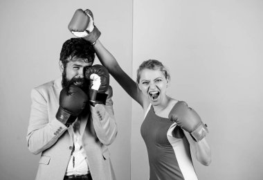 Kavgadan sonra mutlu. İlişki sorunları. Spor. Sakallı hippi adam bir kadınla kavga ediyor. Güç ve güç. Nakavt yumruğu. ki o haklı. Dövüşü kazan. Aile çift boks eldivenleri