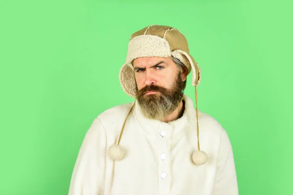 Férias de inverno. homem casual em chapéu de inverno e roupas quentes. hipster sério usar chapéu quente. frio e gripe. Retrato de um homem brutal de camisola de lã. Bonito modelo masculino usando chapéu quente — Fotografia de Stock