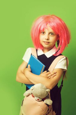 Okul üniformalı şaşkın suratlı bir çocuk.