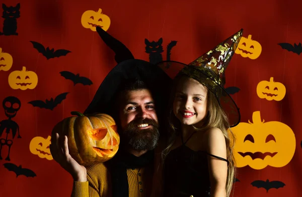 Pappa och dotter i kostym. Trollkarl och liten häxa — Stockfoto
