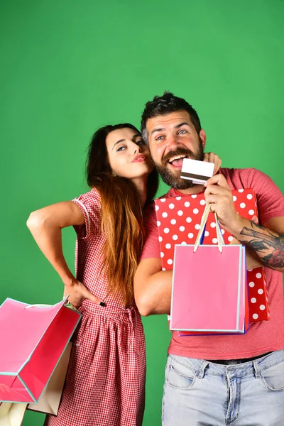 Хлопець з бородою і дівчина з щасливими обличчями роблять покупки . — стокове фото
