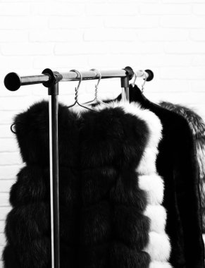 Askılarda moda kürk