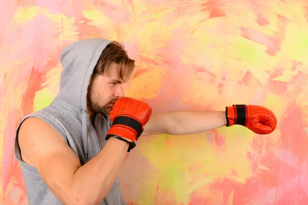 Boxer com trens faciais concentrados e faz soco — Fotografia de Stock