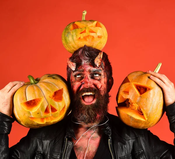 Concept de fête d'Halloween. Homme portant un maquillage effrayant tient citrouilles — Photo