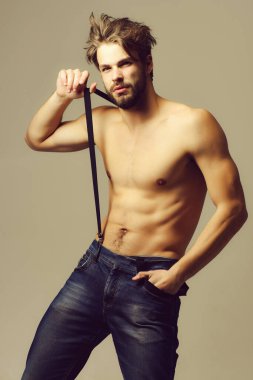 Sakallı yakışıklı kot pantolon