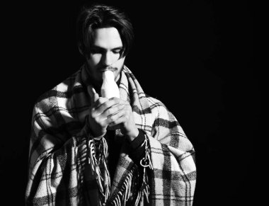 Ekoseli sakallı adam.