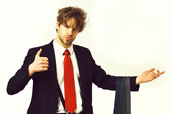 Бородатый мачо стильный мужчина в элегантном костюме с галстуками — стоковое фото