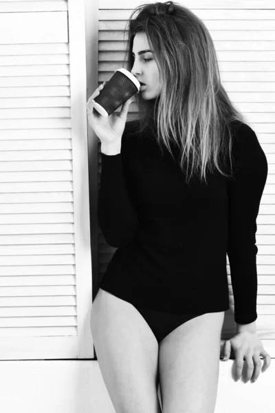 Bonito sexy menina posando no preto bodysuit com copo — Fotografia de Stock