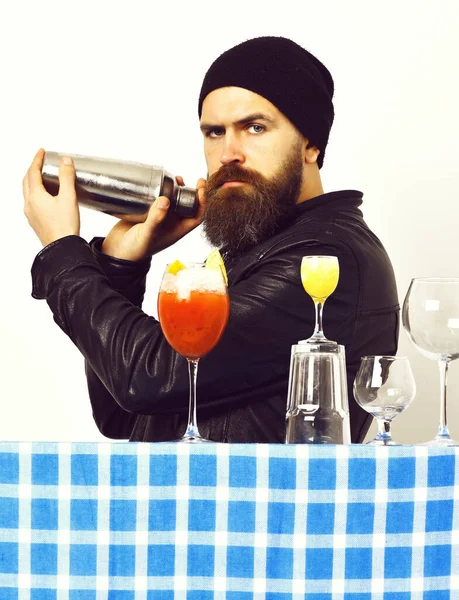 Brutale blanke hipster met alcoholische drank of verse cocktail — Stockfoto