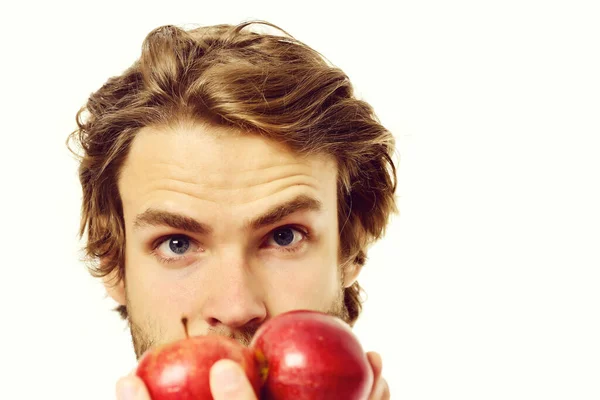 손에 빨간 사과를 주의 깊이 쳐다보는 사람 — 스톡 사진