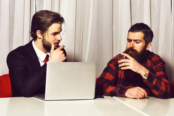 Bebaarde mannen, zakenmannen met glas whisky, laptop en telefoon — Stockfoto