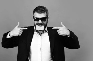 İş ve başarı kavramı. Takım elbiseli karanlık sakallı