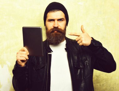 Sakallı, Kafkas hippisi, elinde tablet.