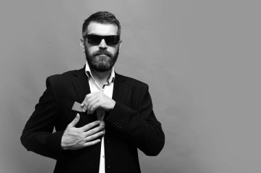 Memnun yüz ve güneş gözlüğü üzerinde yeşil arka plan izole adam