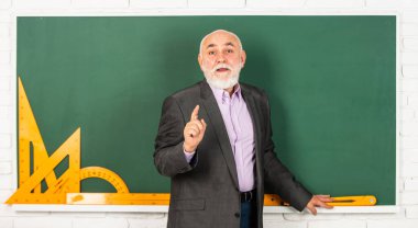 Bilgi her yerde ama bilgelik kıttır. Sınıfta sakallı bir öğretmen. Resmi eğitim. Yetişkin pedagog bilgisini paylaşıyor. Kök bilgi modern dünyada rağbet görüyor. Bilgi kavramı