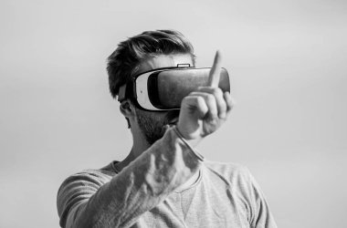 VR iletişimi. Adam VR gökyüzü geçmişini araştırıyor. VR teknolojisi ve gelecek. Heyecan verici izlenimler. Jest kontrolü. 3 boyutlu görselleştirme. Oyun ve eğlence. Dijital yüzey ile etkileşim